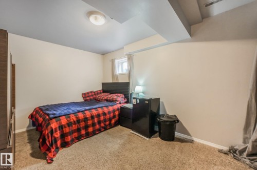 Room featuring neutral-toned carpeting, high-contrast ceiling paint, and a recessed window - 9617 151 Street Nw, Edmonton, AB 