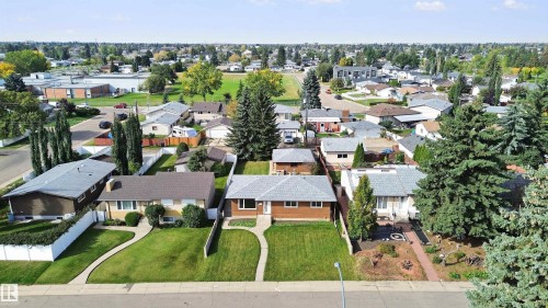 Well-defined residential area with mature tree landscaping - 13212 73 Street Nw, Edmonton, AB 