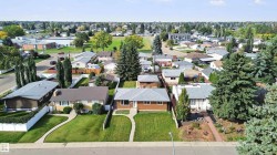 Well-defined residential area with mature tree landscaping - 