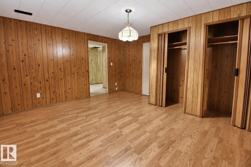 Wood-finish paneling and flooring - 4420 117A Street Nw, Edmonton, AB 