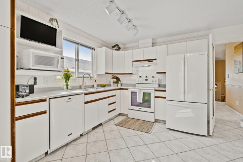 9532 175 Avenue Nw, Edmonton, AB 