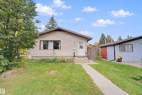 Siding exterior with a gabled roofline - 13420 117 Avenue Nw, Edmonton, AB 