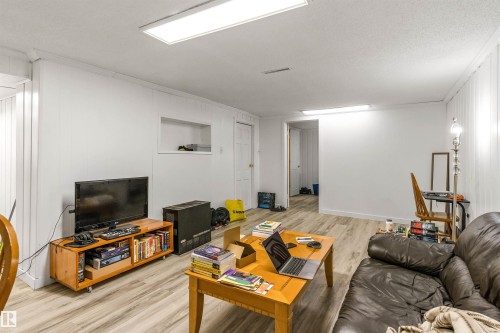 11230 75 Avenue Nw, Edmonton, AB 