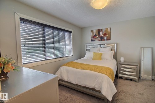 Neutral wall color, window with horizontal blinds, overhead ceiling light fixture, grey carpeted flooring - 35 Hudson Cove, Spruce Grove, AB 
