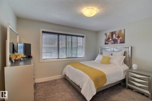 Neutral wall color, window with horizontal blinds, overhead ceiling light fixture, and carpeted flooring - 35 Hudson Cove, Spruce Grove, AB 