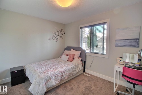 Neutral wall paint, ceiling-mounted light fixture, window with blinds, and carpeted flooring - 35 Hudson Cove, Spruce Grove, AB 