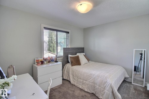 Wall-to-wall carpeting and a window with blinds - 35 Hudson Cove, Spruce Grove, AB 