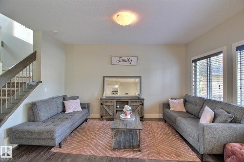 Neutral-toned walls complement the dark wood-finish flooring - 35 Hudson Cove, Spruce Grove, AB 