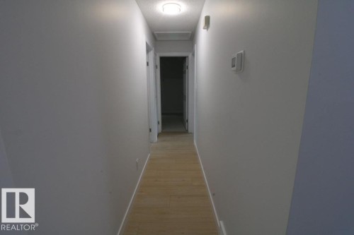 Hardwood flooring with neutral wall tones - 44 Arlington Drive, St. Albert, AB 