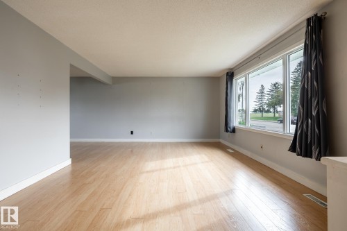 8836 150 Avenue Nw, Edmonton, AB 