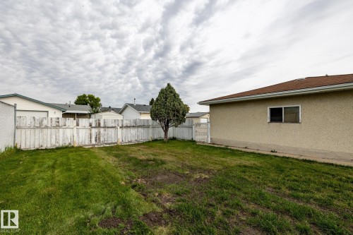 8836 150 Avenue Nw, Edmonton, AB 