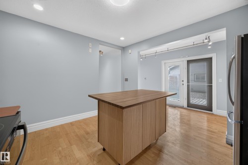Wood-finish flooring with a portable center island - 9615 75 Avenue Nw, Edmonton, AB 