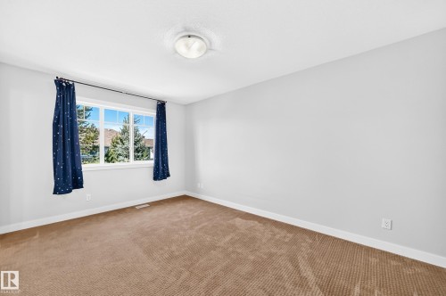 Expansive window, neutral wall paint, white trim, and a carpeted floor - #39 7289 South Terwillegar Nw, Edmonton, AB 