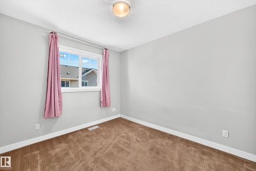 Recessed window, neutral wall paint, carpeted flooring, and a ceiling-mounted light fixture - #39 7289 South Terwillegar Nw, Edmonton, AB 