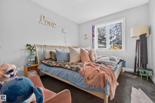 Single window with white trim, light gray painted walls, and dark carpeting - 11167 62 Avenue Nw, Edmonton, AB 