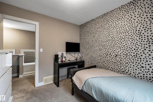Accent wall with a speckled pattern - 337 Southfork Drive, Leduc, AB 