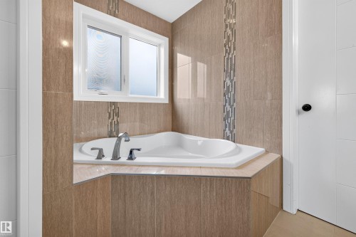 525 Albany Way Nw, Edmonton, AB 