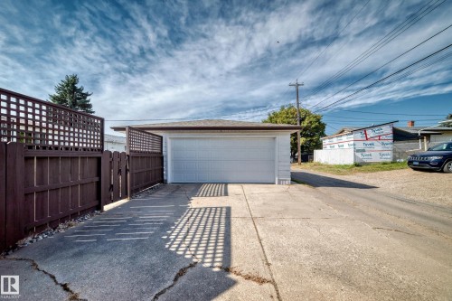 8816 131A Avenue Nw, Edmonton, AB 