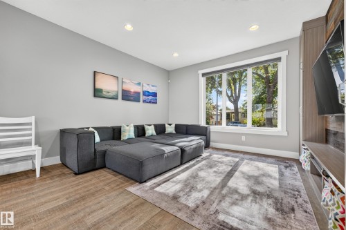8922 77 Avenue Nw, Edmonton, AB 