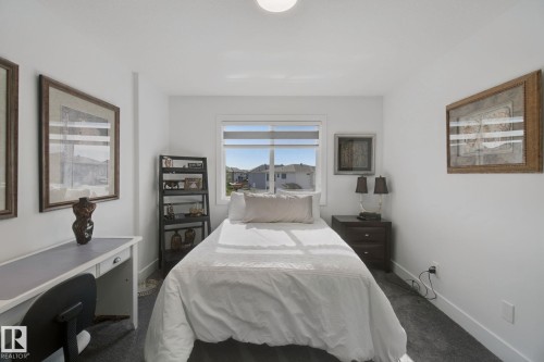 Neutral wall paint, carpet flooring, and a window with horizontal blinds - 153 Cavanagh Common Sw, Edmonton, AB 