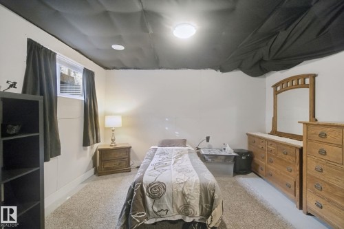 Carpeted flooring, recessed lighting, and a single window with horizontal blinds - 153 Cavanagh Common Sw, Edmonton, AB 