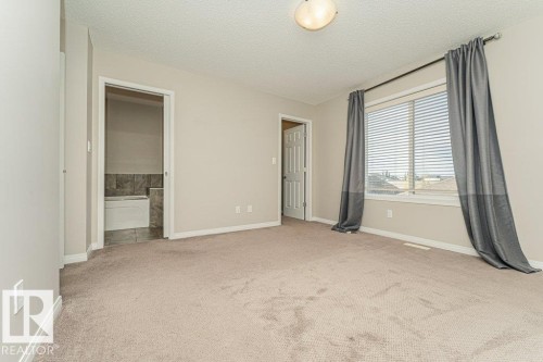 Wall-to-wall carpeting, dual window with blinds, and a built-in light fixture - 3203 Carpenter Landing Sw, Edmonton, AB 
