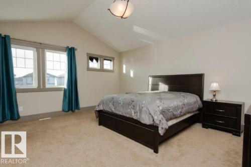 Vaulted ceiling with an attached light fixture - 7233 Armour Crescent Sw, Edmonton, AB 