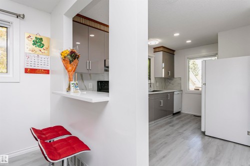 Kitchen pass-through with a white countertop - 7204 92B Avenue Nw, Edmonton, AB 