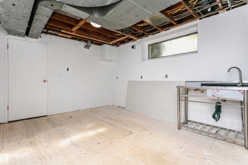 Exposed ceiling joists, overhead ductwork, and a transom window - 7204 92B Avenue Nw, Edmonton, AB 
