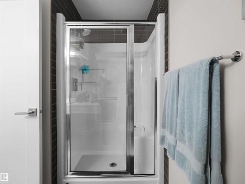 Shower enclosure with sliding glass doors and chrome hardware - 904 Wood Place Nw, Edmonton, AB 