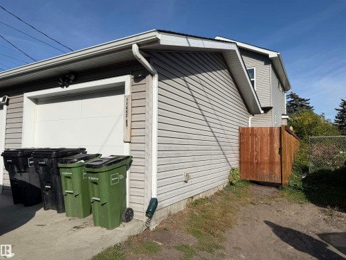 Attached garage with a white overhead door - 11442 82 Street Nw, Edmonton, AB 