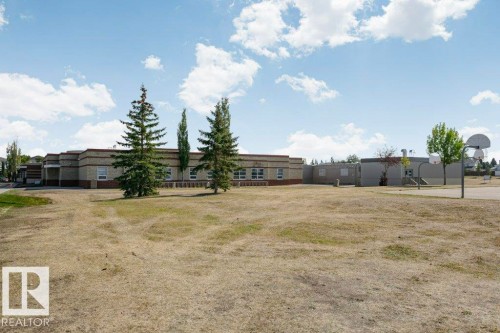 16532 75 Street Nw, Edmonton, AB 