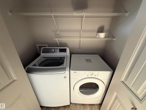 Built-in laundry closet with dual wire shelving - 7065 Cardinal Way Sw, Edmonton, AB 