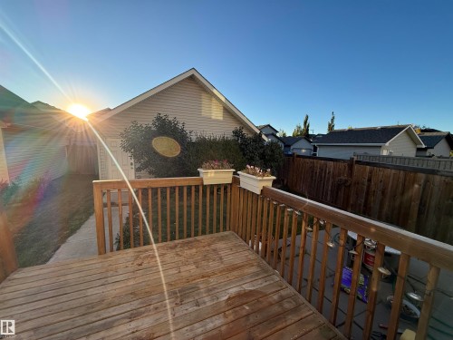 Wood deck with wood railing - 7065 Cardinal Way Sw, Edmonton, AB 