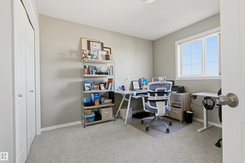 Neutral wall color, light-toned carpeting, white trim, and a window with white framing - 3151 Trelle Loop Nw, Edmonton, AB 