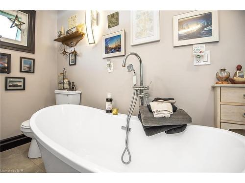 11803 Sideroad 18, Wainfleet, ON - Indoor Photo Showing Bathroom