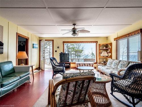 10209 Camelot Drive, Wainfleet, ON - Indoor Photo Showing Living Room