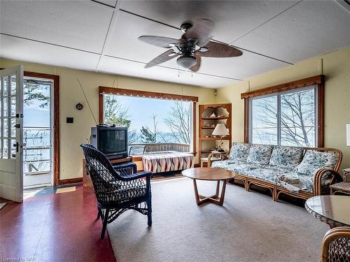 10209 Camelot Drive, Wainfleet, ON - Indoor Photo Showing Living Room