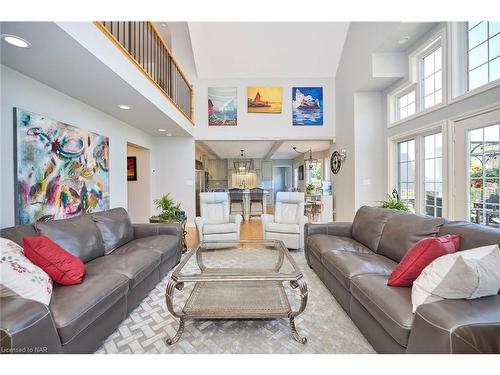 717 Metler Road, Fenwick, ON - Indoor Photo Showing Living Room