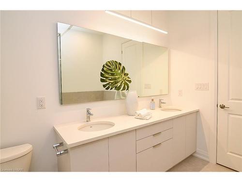 14-3318 Weinbrenner Road, Niagara Falls, ON - Indoor Photo Showing Bathroom