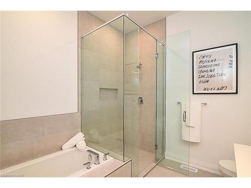 14-3318 Weinbrenner Road, Niagara Falls, ON - Indoor Photo Showing Bathroom