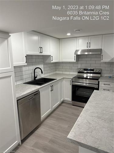 6035 Britannia Crescent, Niagara Falls, ON - Indoor Photo Showing Kitchen With Double Sink With Upgraded Kitchen