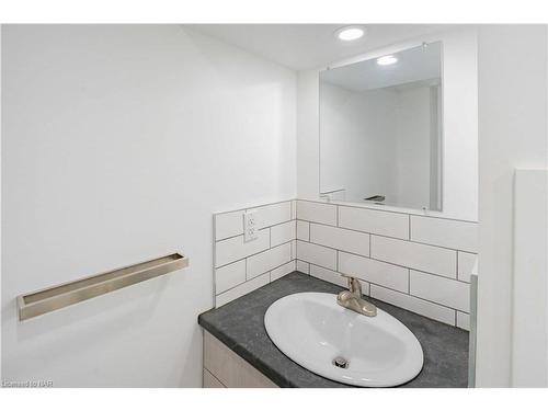6035 Britannia Crescent, Niagara Falls, ON - Indoor Photo Showing Bathroom