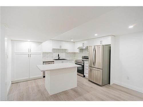 6035 Britannia Crescent, Niagara Falls, ON - Indoor Photo Showing Kitchen With Upgraded Kitchen