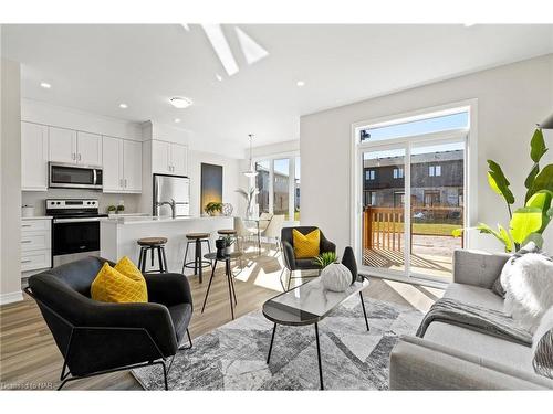 7101 Parsa Street, Niagara Falls, ON - Indoor Photo Showing Living Room