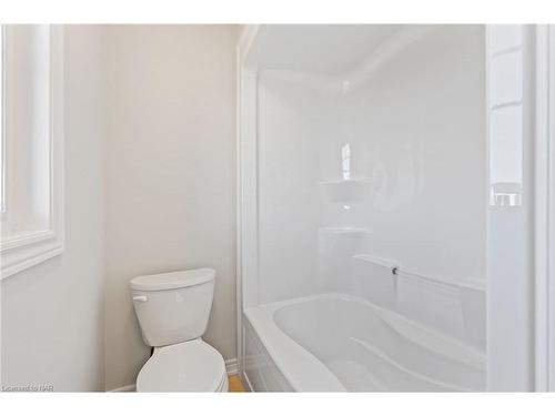7101 Parsa Street, Niagara Falls, ON - Indoor Photo Showing Bathroom
