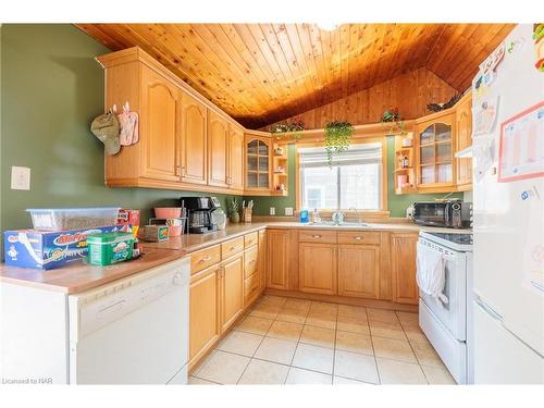 6558 Orchard Avenue, Niagara Falls, ON - Indoor Photo Showing Kitchen With Double Sink