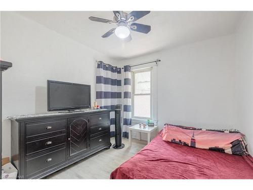 6558 Orchard Avenue, Niagara Falls, ON - Indoor Photo Showing Bedroom