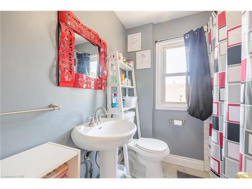 6558 Orchard Avenue, Niagara Falls, ON - Indoor Photo Showing Bathroom