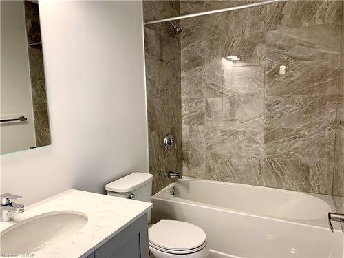 716-7711 Green Vista Gate, Niagara Falls, ON - Indoor Photo Showing Bathroom